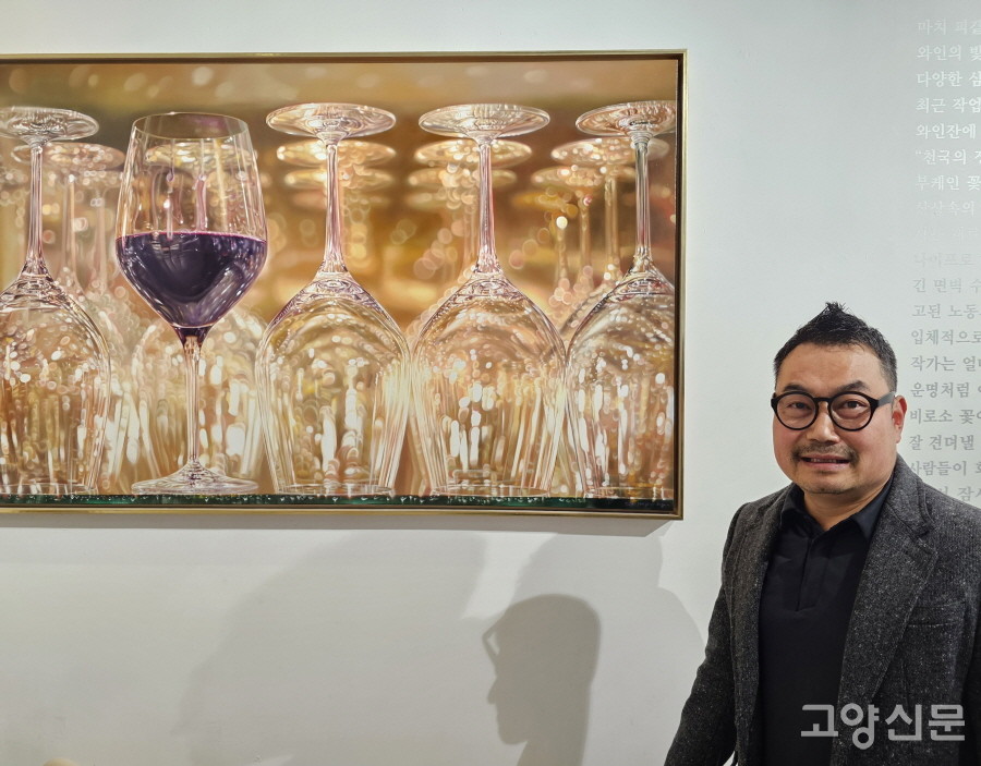 작품 '선택받은 사람' 앞에 선 유용상 화가. 