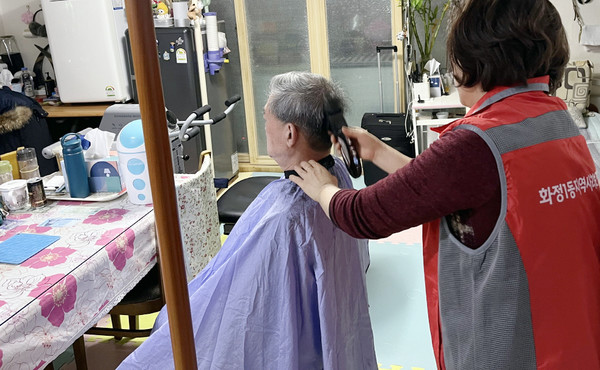  화정1동 지역사회보장협의체가 취약계층 어르신들에게 이·미용 서비스를 제공하고 있다.