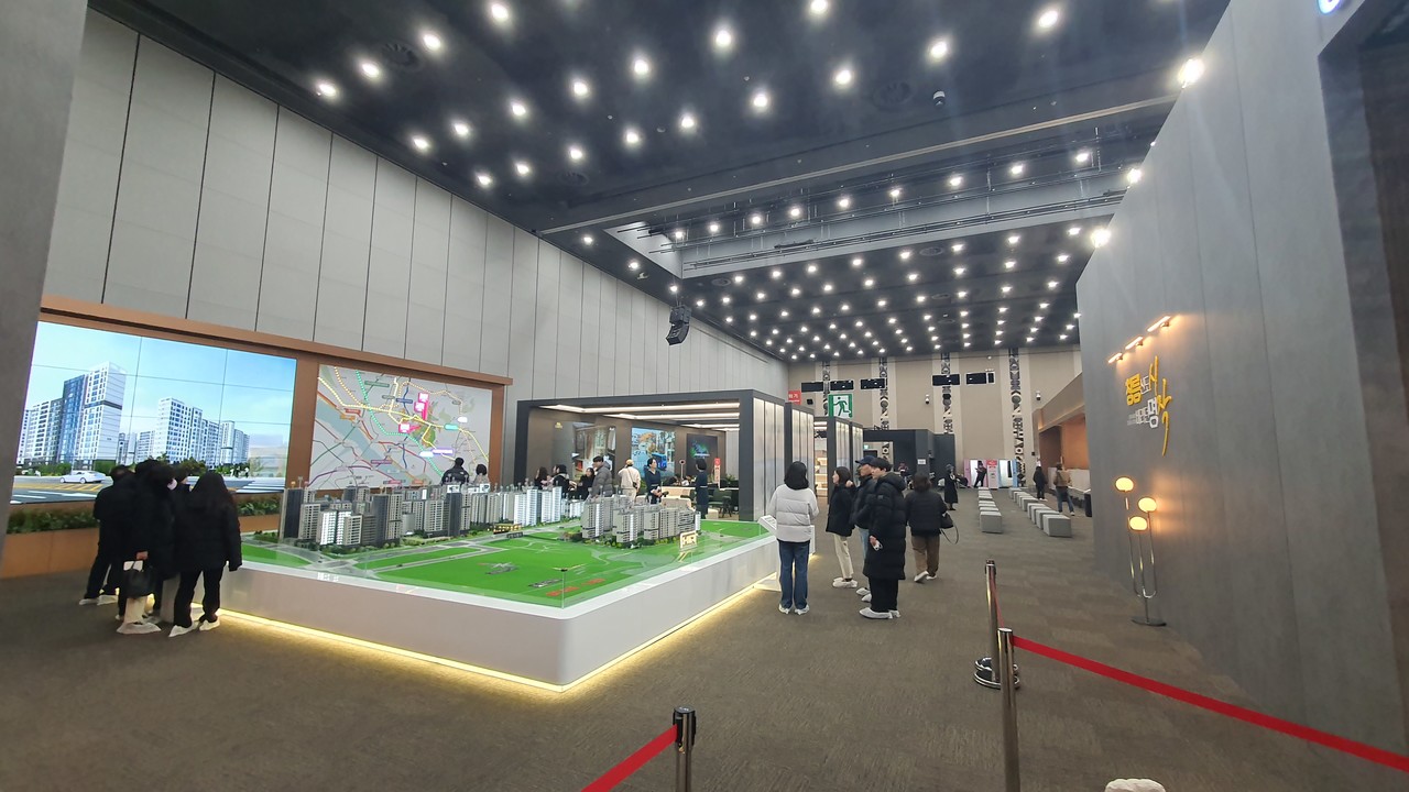 지난 16일까지 킨텍스 제2전시장에 마련됐던 모델하우스를 관람하려는 방문객들 모습.