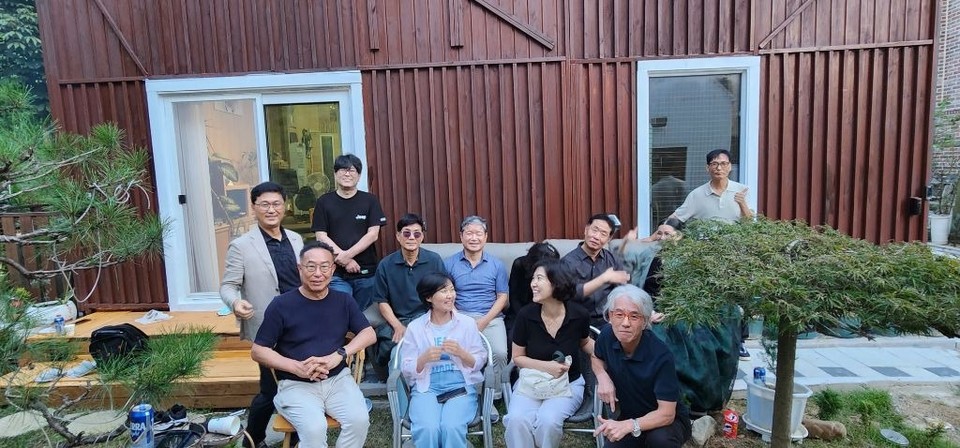 입문학 모임 귀가쫑긋 회원들.