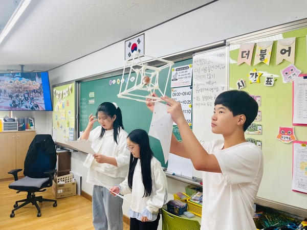창의력의 과학자를 위한 과학시간.[사진제공=목암초등학교]