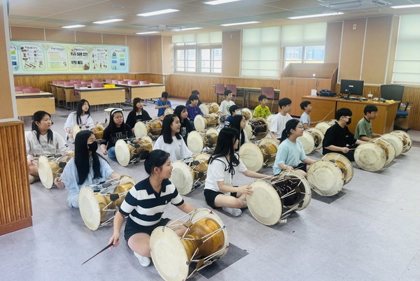 문화예술교육 실천을 하는 모습[사진제공=목암초등학교]