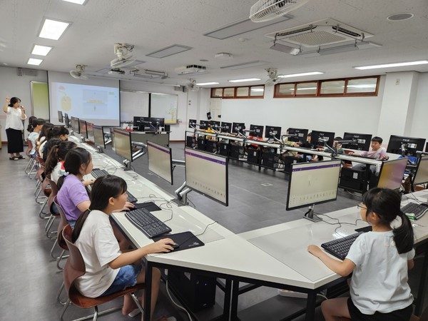 메타버스 교육을 하는 모습. [사진제공=목암초등학교]