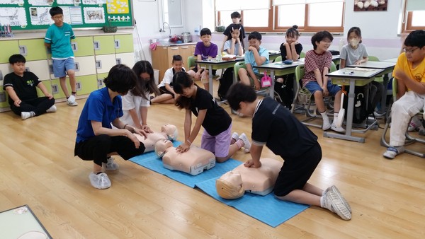 5학년 학생들 대상 심폐소생술 교육. [사진제공=목암초등학교]