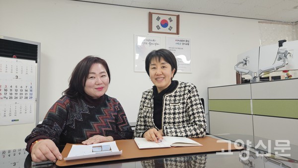 목암초등학교 고순임 교장(오른쪽)과 고양동 초중고등학교에서 학폭위원을 맡아 활동해온 주민 김현실씨(왼쪽)