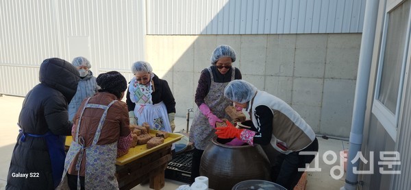 뱔효식품연구회원들이 항아리에 메주를 넣고 있다. 