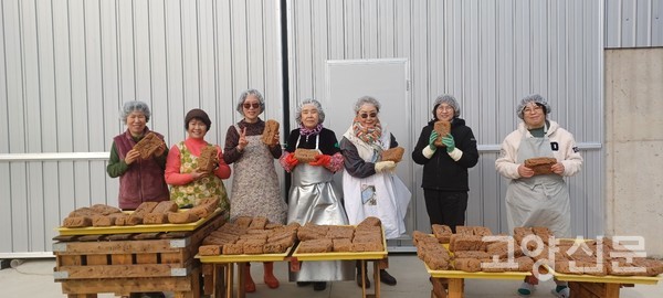 메주 씻어 말리는 작업 후에 회원들이 기념촬영을 했다. 