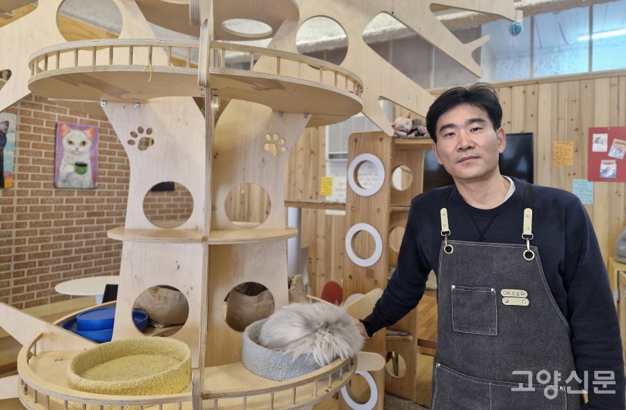 길고양이를 키우면서 맺은 인연으로 ‘집사의 하루’ 일산점을 열게 된 박주신 대표.