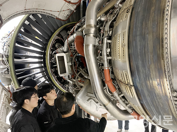 한국항공대 항공기술교육원 교육생들이 현장교육실습을 하고 있다. [사진제공 = 한국항공대학교]