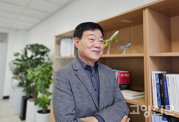 김성길 한국항공대 항공기술교육원장은 대한항공에서 40년 가까이 근무하던 중 지난해 항공대학교에 합류했다.