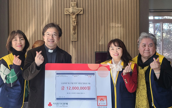 풍동성당이 지역 내 저소득 가구 청소년들의 교육비를 지원하기 위해 풍산동에 후원금을 전달했다. 