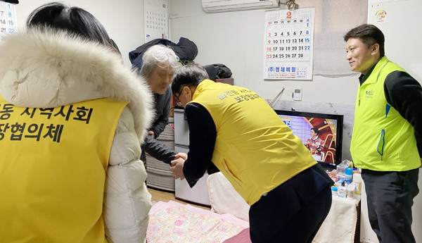  화전동이 소외계층에 쌀 가공식품인 즉석밥을 전달하는 ‘사랑의 햇반 전달 사업’을 진행했다. 