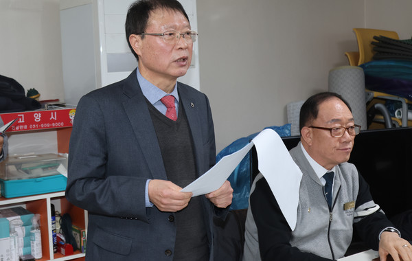 한상권 상임이사가 사업설명회에서 각종 지원정책과 혜택을 설명하고 있다.