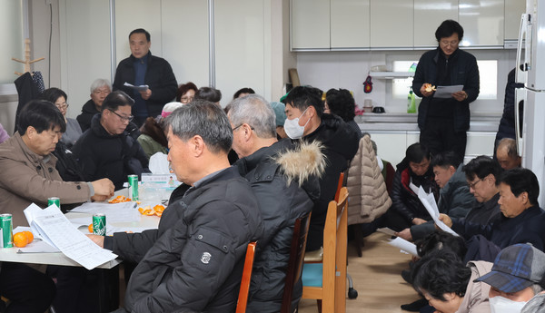 조합원들과 주민들이 농협이 설명하는 내용을 경청하고 있다.