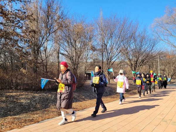 ‘산황산 골프장에 대한 도시관리계획 해제’를 촉구하기 위한 도보행진을 벌이고 있는 시민들