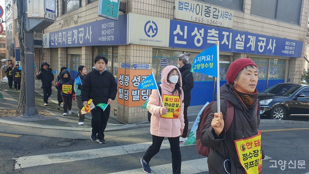 경기도청 수원광교청사에서 고양시청까지 나흘간 약 60km를 걷는 도보행진을 마무리하고 고양시청으로 향하고 있는 시민들.