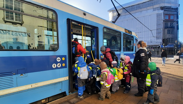 오슬로 중앙역 인근 트램정류장에서 야외활동 수업을 위해 어린이집 선생님과 학생들이 트램을 타고 있다. [이철규 특파원]