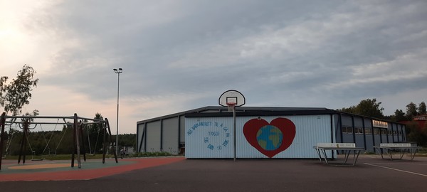 오스(Ås) 초등학교 운동장 건물에 '모든 어린이는 학교에서 안전함을 느낄 권리가 있다' 는 문구가 쓰여있다. [이철규 특파원]