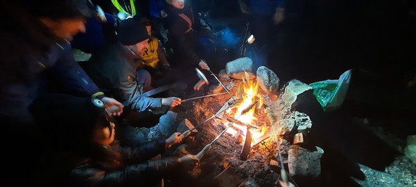 겨울학기 학생, 학부모, 교사들이 함께 노르웨이산중 오두막(휘테 Hytte)에 모여 모닥불을 피워 노르웨이 전통 간식을 굽고 있다. [이철규 특파원]