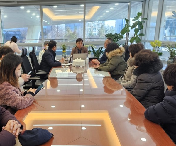 최영수 일산서구청장은 이날 가좌동 주민들에게 "주민들 의견을 충분히 수렴해 검토하겠다"고 말했다.