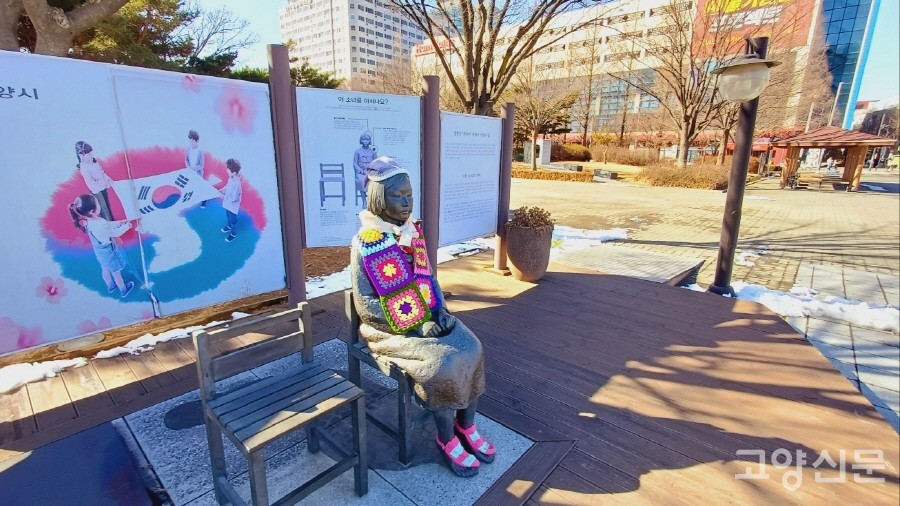 평화의 소녀상은 상징성과 조형미를 갖춘 작품이지만, 뒤편에 펼쳐놓은 설명문 패널이 너무 복잡하고 산만하다.