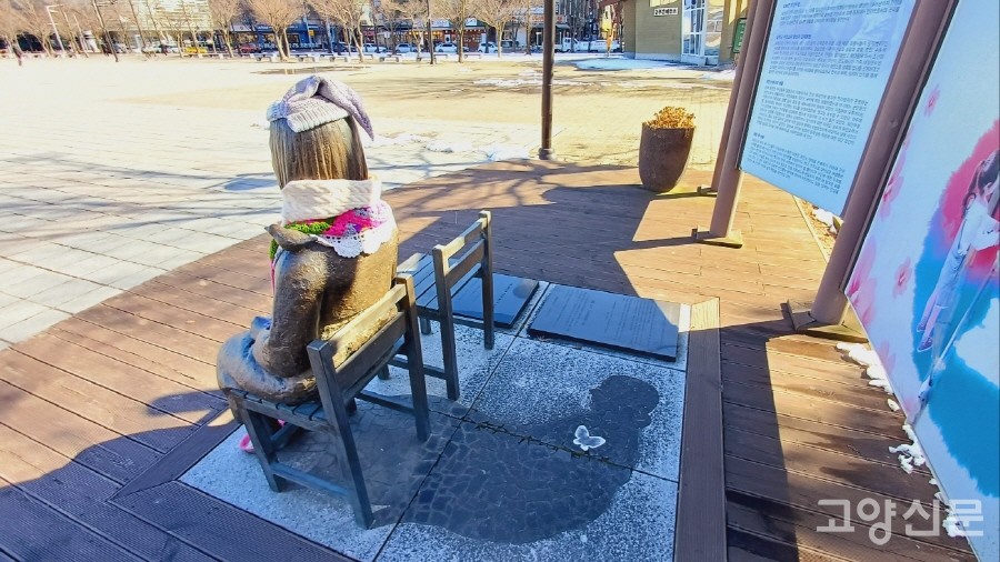 그림자가 나비를 품은 할머니 형상을 하고 있는 평화의 소녀상 뒷모습. 자세히 살펴보면 디테일한 요소마다 메시지를 담고 있다. 