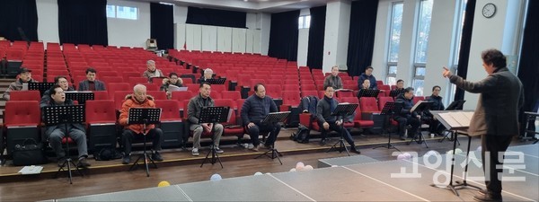 고양·파주장로합창단은 매주 토요일 이른 아침부터 행신동 예수인교회에 모여 2시간씩 연습을 한다. 