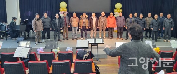 서희선 피아니스트(왼쪽)의 반주로 합창이 더욱 풍성해진다. 