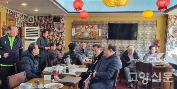 고양·파주장로합창단은 평소 즐겨가는 행신동 중식당 '만리향'에서 식당 사장(사진 맨 왼쪽)을 위한 특별공연을 선보였다.