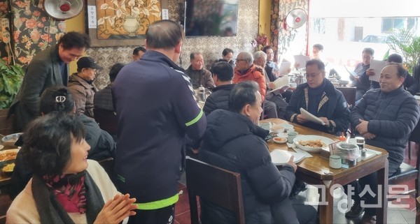 (맨 오른쪽) 김춘수 단장은 이날 "이렇게 한두 곡 정도 찬양을 드리면 연세 드신 많은 사람들이 마음의 큰 위로를 받는다"라며 향후 이런 활동도 이어갈 뜻을 밝혔다.