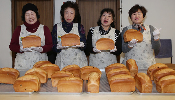 빵을 들고 나란히 자리한 각 농협 농가주모 회장단.