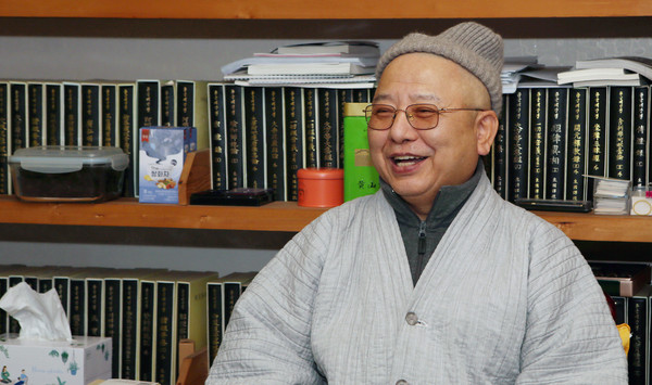 길상사 주지 보산스님은 봉사자들에게 따뜻한 뽕잎차를 대접하며 고마움을 전했다. 