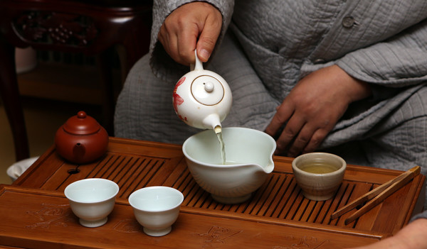  뽕잎차를 따르는 보산 스님.