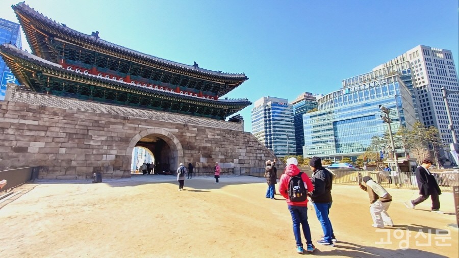 외국인 여행자들의 발길이 이어지는 숭례문 공원. 