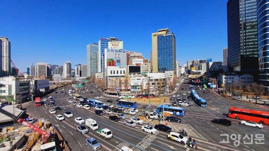 서울로7017에서 내려다 본 풍경. 오른쪽으로 숭례문, 왼쪽으로 염쳔교 일대가 조망된다. 