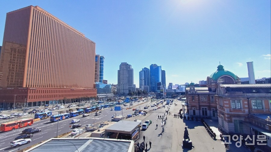 서울역 광장 건너편 건물은 1977년에 지어진 서울스퀘어다. 애초 '대우빌딩'으로 불렸던 이 건물은 한동안 산업화의 상징적 풍경 역할을 했다. 