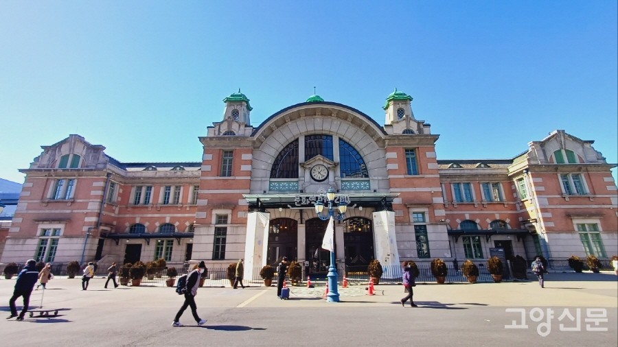 100년 전에 지어진 옛 서울역사 건물. 전면 리모델링을 거쳐 '문화역사284'라는 이름의 복합문화공간으로 거듭났다. 