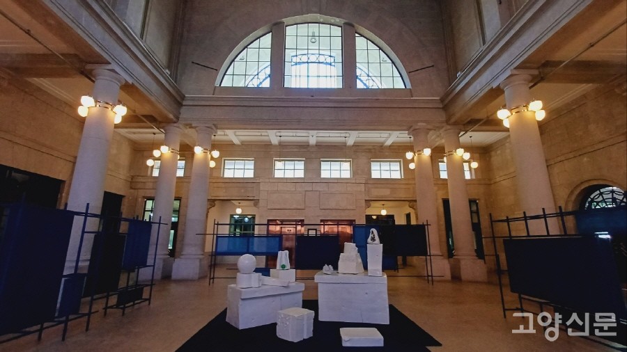 르네상스풍의 장중한 스케일로 설계된 옛 서울역사 중앙홀. 