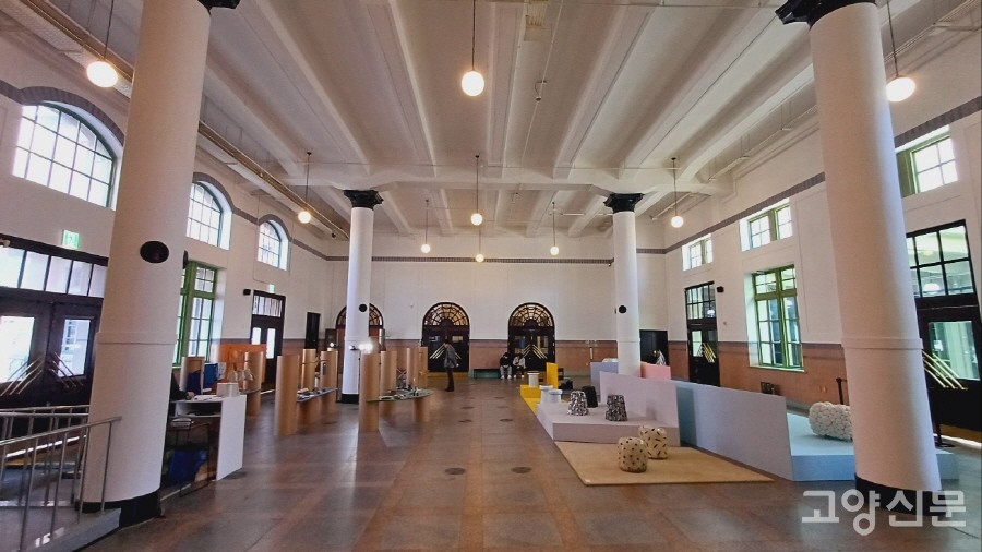 공예품 전시가 열리고 있는 3등 객실. 