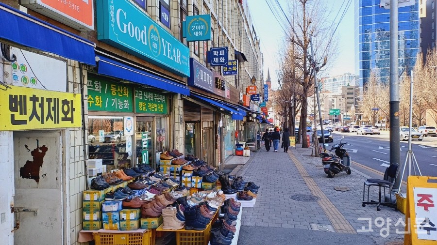 화려했던 시절을 뒤로 하고 소박하게 명맥을 잇고 있는 염천교 수제화거리. 