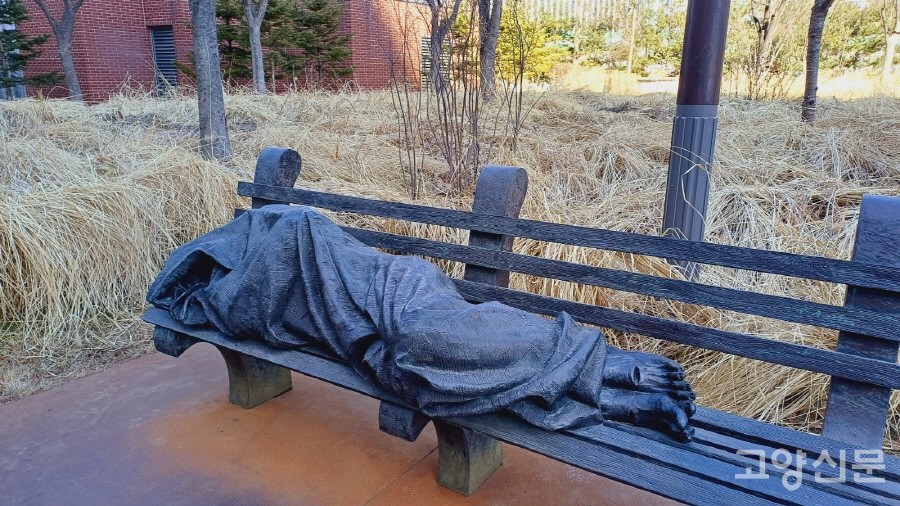 서소문공원 한쪽에서 만날 수 있는 '노숙자 예수' 조형물. 