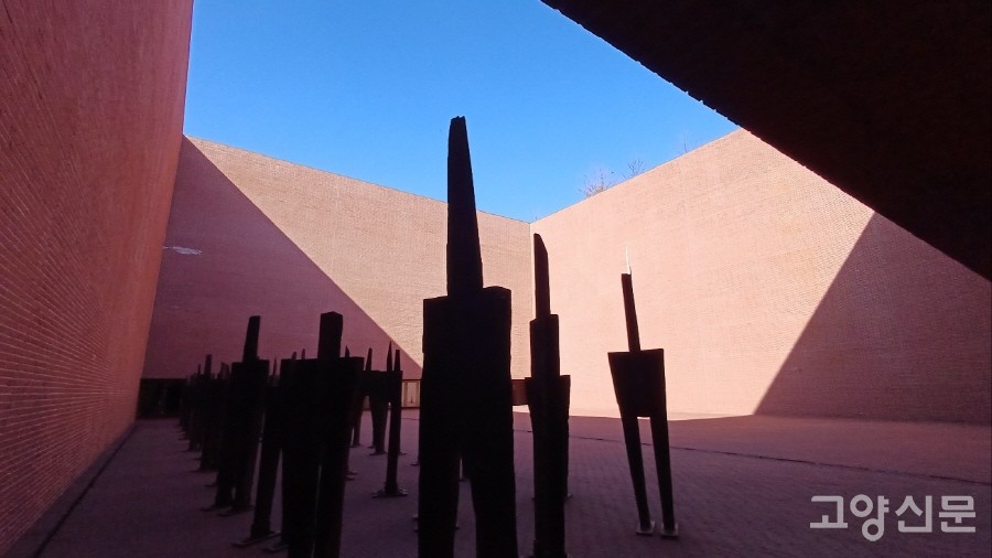 지하에서 상부로 탁 트인 하늘광장에 서 있는, 폐 철도침목을 활용해 순교자들을 표현한 조형물. 