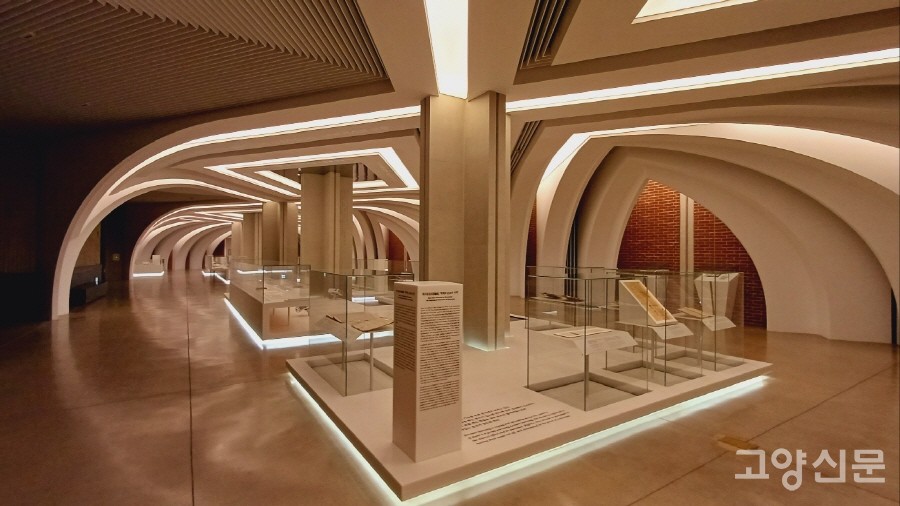 모던한 현대미술관처럼 꾸며진 서소문성지 역사박물관의 사료 전시공간. 