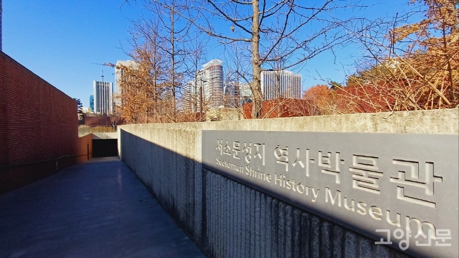 서소문성지 역사박물관으로 내려가는 경사로. 마치 중세의 카타콤으로 걸어들어가는 듯한 기분이 느껴진다. 