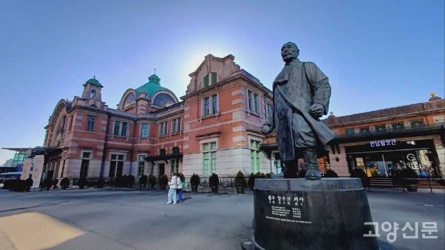옛 서울역사를 배경으로 서 있는 강우규 의사의 동상. 강우규 의사는 1919년 이 장소에서 신임 사이토 총독을 처단하기 위해 폭탄을 투척했다. 