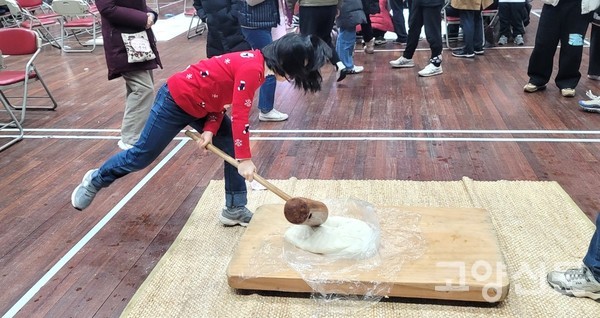 한 학생이 힘차게 떡메치기를 해 참가자들의 눈길을 끌었다. 