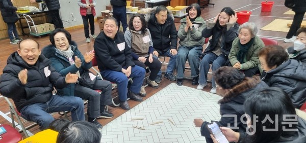 웃음이 가득했던 윷놀이대회.