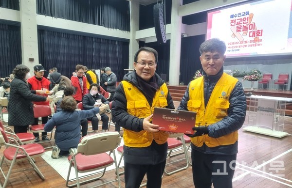 이날 행사를 주관한 이창은 장로(왼쪽)는 예수인교회 장로이자 총남선교회장을 맡고있다. 