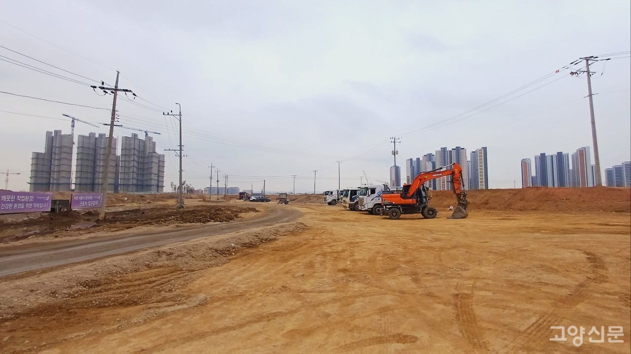일산동구 장항동 640-2번지 일대에 지어지는 고양 방송영상밸리는 2022년 2월 착공 이후 현재 부지조성공사 중으로 지난달 기준 공정률이 33%다. 하지만 주상복합용지를 둘러싼 고양시와 경기도간 갈등으로 토지공급이 이뤄지지 않고 있다.  사진 = 유경종 기자