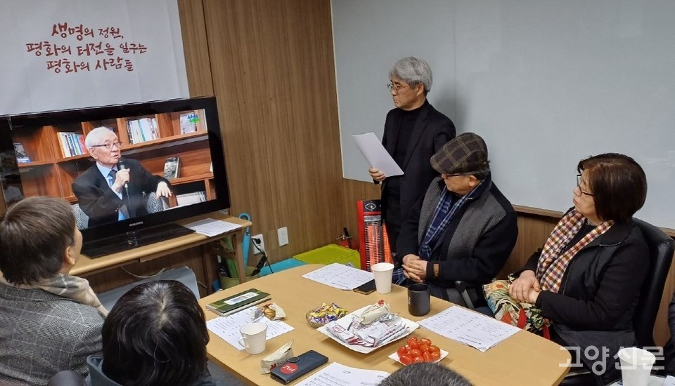 고인의 모습과 육성이 담긴 동영상을 함께 보고 있는 참가자들. 